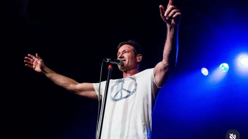 Agentul Mulder din „Dosarele X”, în fustă. Actorul a trecut printr-o transformare radicală – Foto