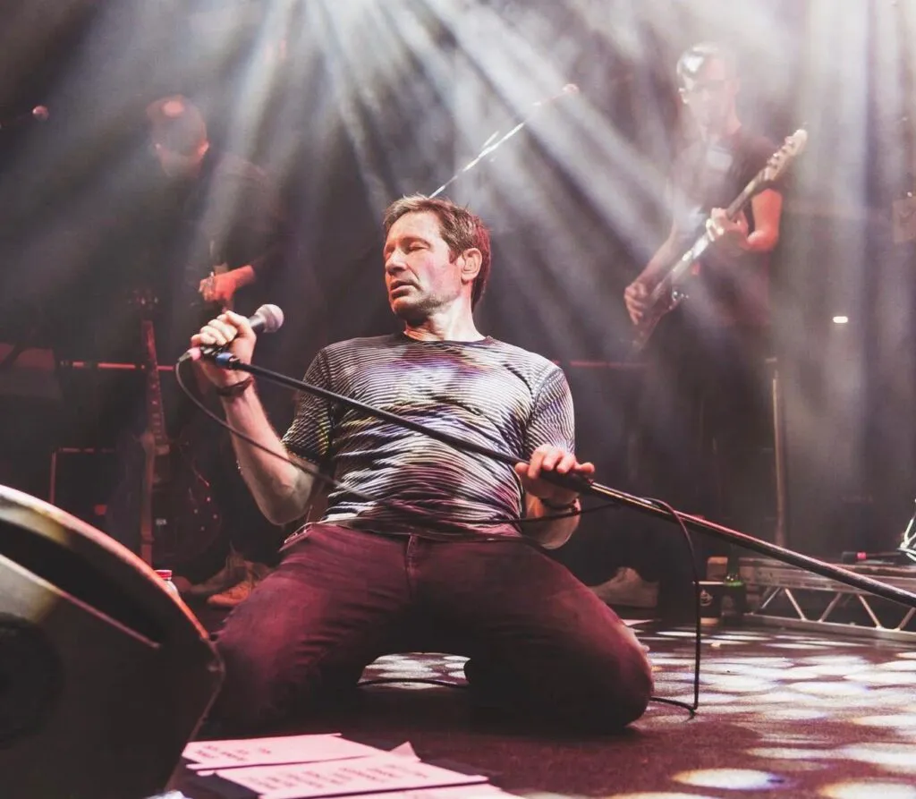 Agentul Mulder din „Dosarele X”, în fustă. Actorul a trecut printr-o transformare radicală – Foto