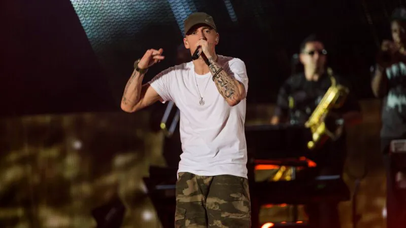 Eminem rupe tăcerea, după 18 ani în care a stat „cuminte”. Povestește cum era să moară de supradoză