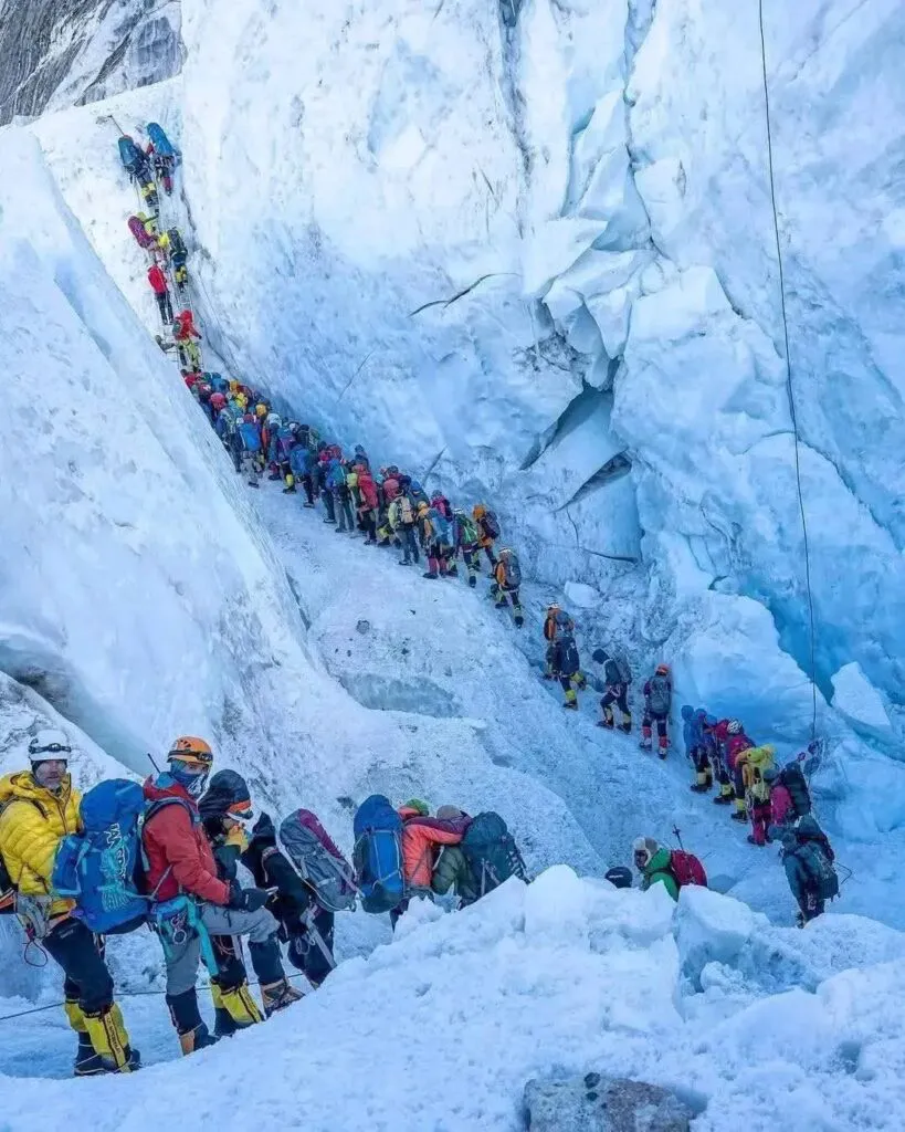  Fapte incredibile pe Everest: Ghizi acuzați că au otrăvit turiști pentru a obține milioane din asigurări