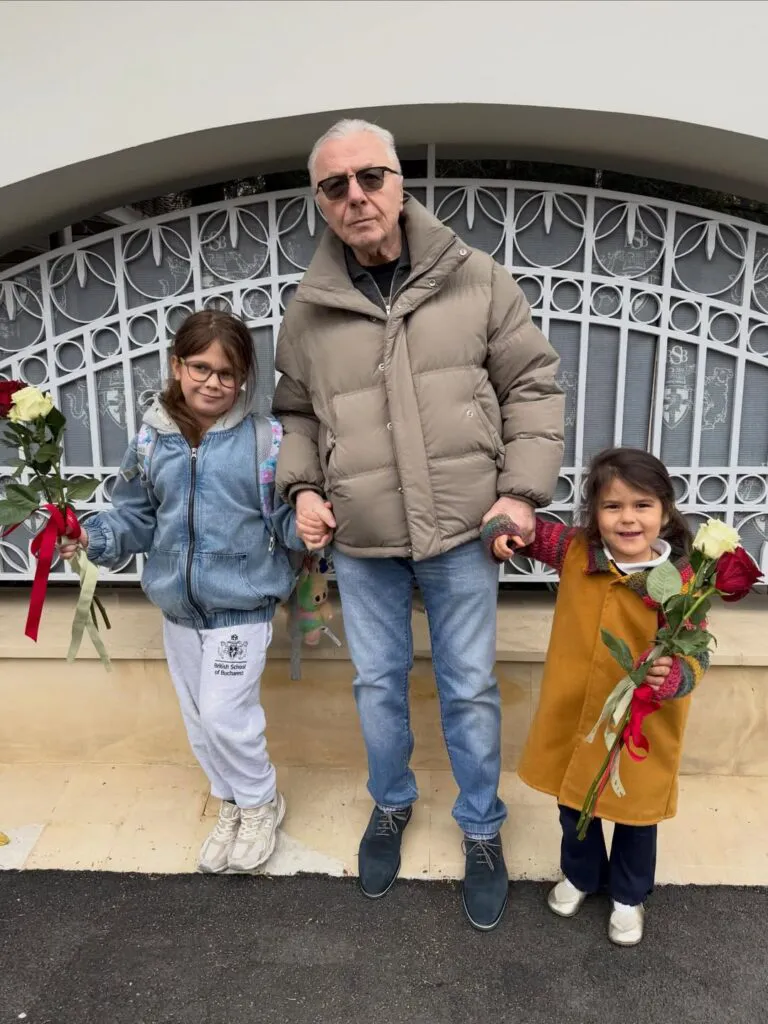 Un celebru tată din România le duce trandafiri fiicelor sale de fiecare dată când le ia de la școală. Imaginea care a impresionat pe toată lumea