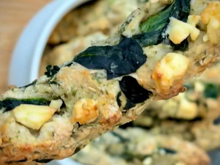 Grisine cu feta și spanac – gustare crocantă, rapidă și echilibrată