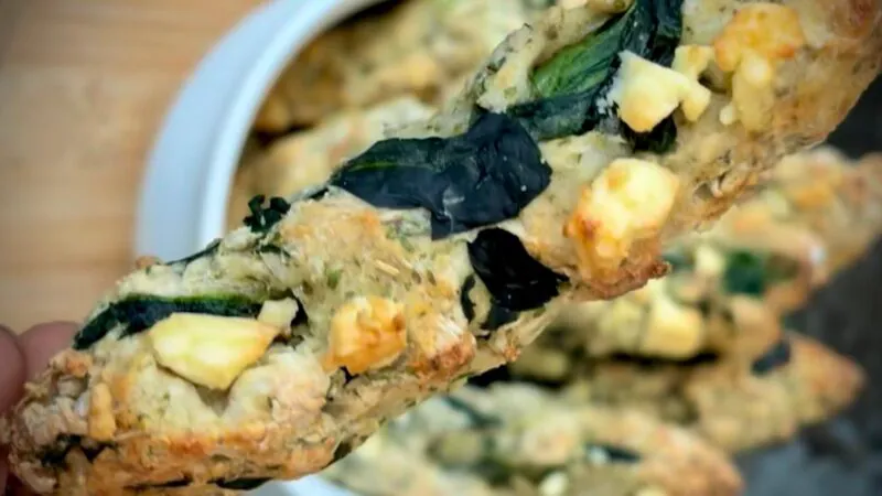 Grisine cu feta și spanac – gustare crocantă, rapidă și echilibrată