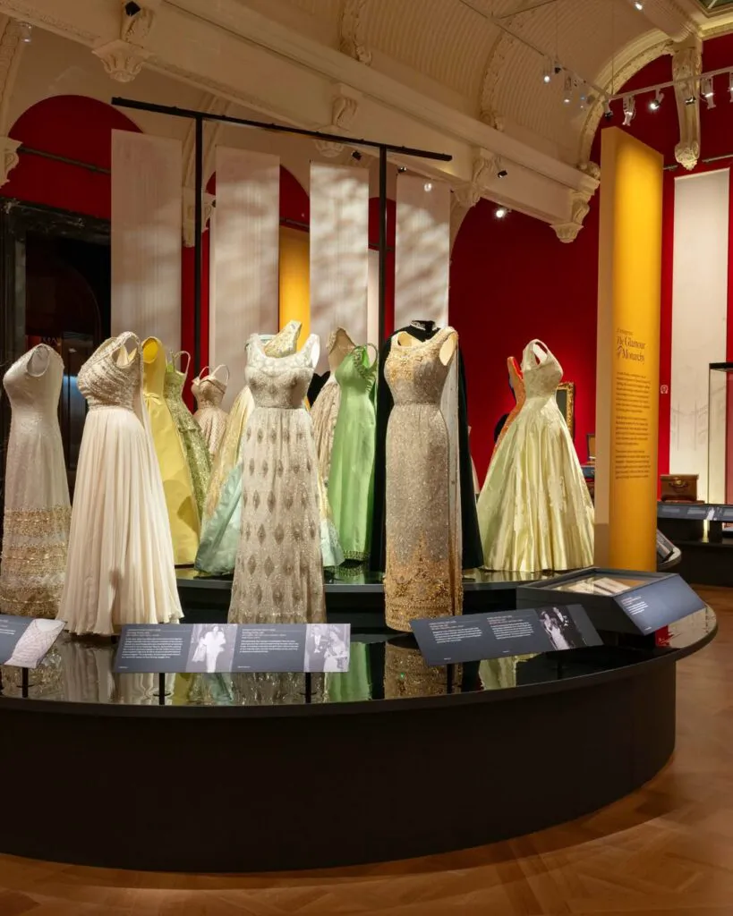 Garderoba Reginei Elisabeta a II-a se deschide publicului. Niciun alt monarh nu a făcut asta