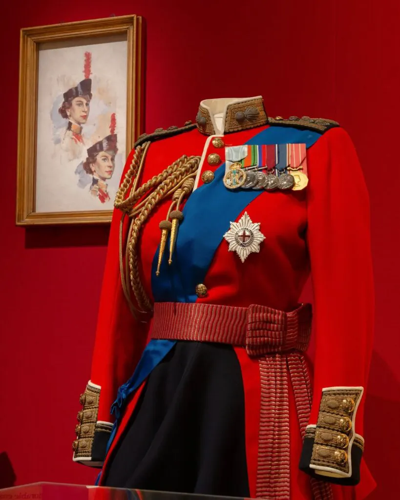 Garderoba Reginei Elisabeta a II-a se deschide publicului. Niciun alt monarh nu a făcut asta