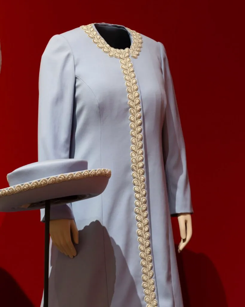 Garderoba Reginei Elisabeta a II-a se deschide publicului. Niciun alt monarh nu a făcut asta