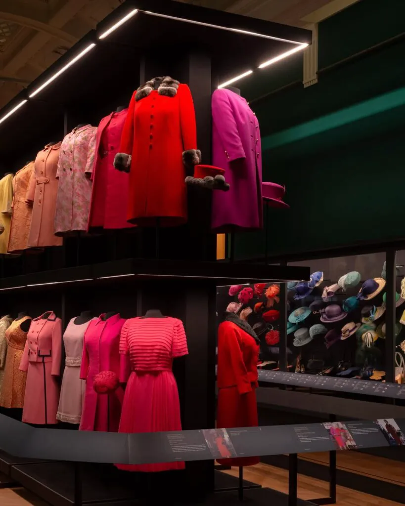 Garderoba Reginei Elisabeta a II-a se deschide publicului. Niciun alt monarh nu a făcut asta