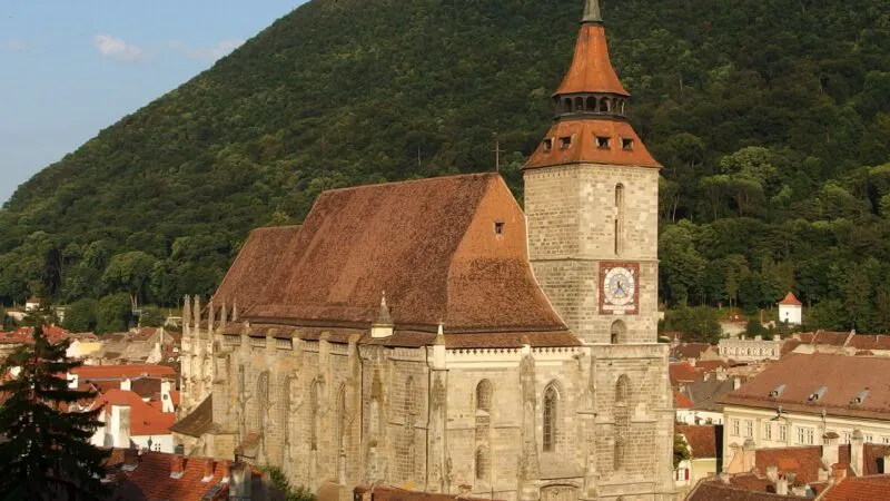 Statuia copilului de pe Biserica Neagră ascunde o legendă care îți dă fiori