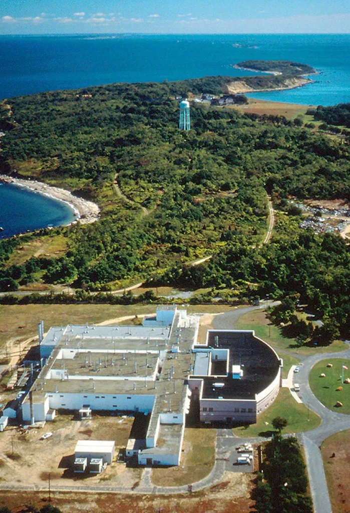 Plum Island Animal Disease Center, laborator aflat în apropierea zonei unde a fost identificată pentru prima dată boala Lyme, adesea menționat în controversele privind posibile experimente cu agenți patogeni. (foto: Wikipedia)
