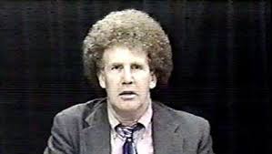 Clay Tiffany, jurnalist independent din New York, surprins în timpul emisiunii sale de televiziune locală „Dirge for the Charlatans”, unde era cunoscut pentru stilul direct și criticile constante la adresa autorităților și a poliției.