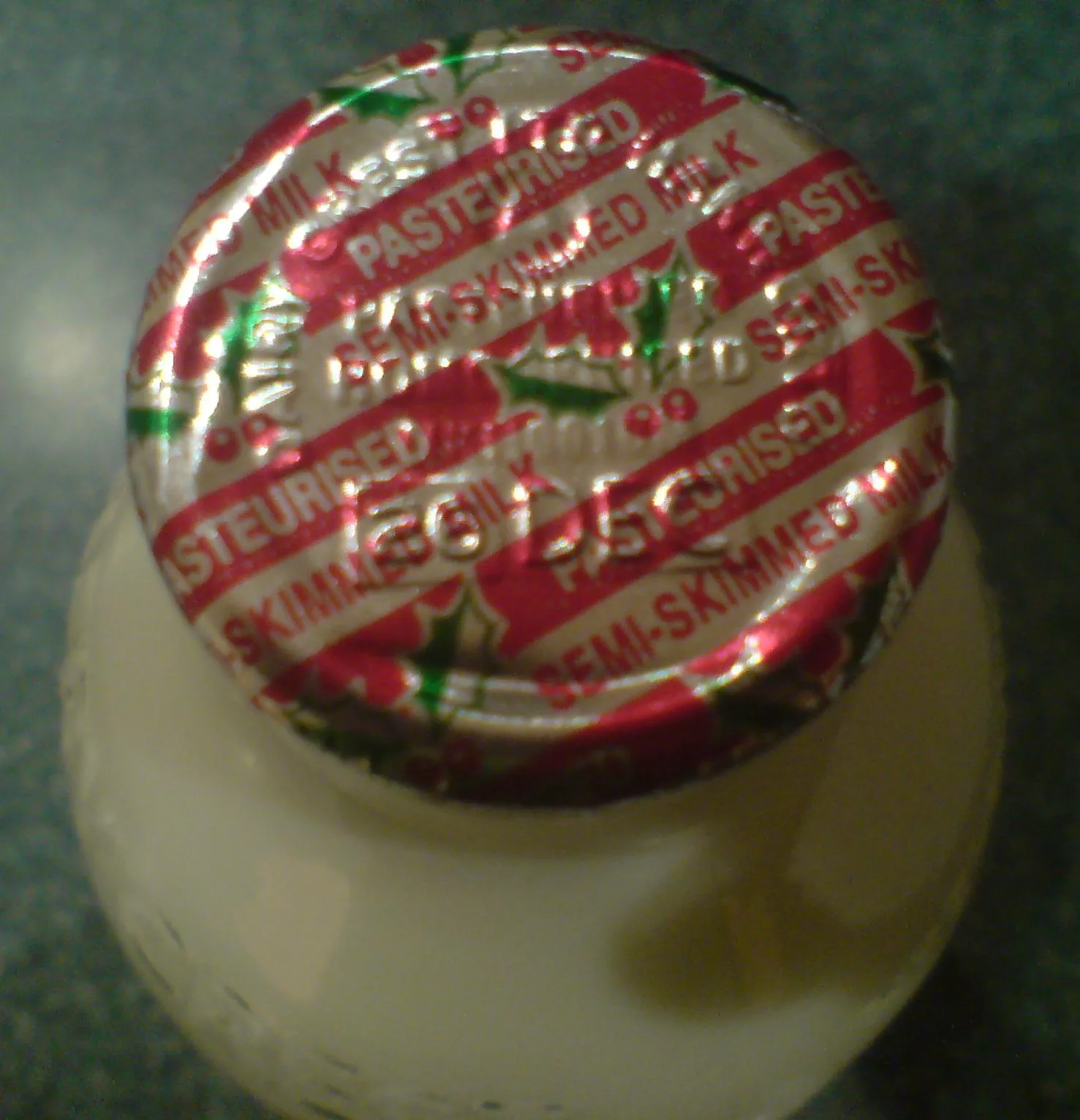 Un capac din folie pentru sticlă de lapte din Marea Britanie evidențiază datele de expirare, având imprimat „a se folosi înainte de 26 decembrie”, semnalând că produsul poate deveni nesigur pentru consum după această dată.