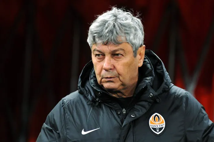 Mircea Lucescu oferind indicații de pe marginea terenului în timpul unui meci din Ukrainian Premier League, conducând echipa Shakhtar Donetsk împotriva Arsenal Kyiv, în octombrie 2013. (foto: Wikipedia)