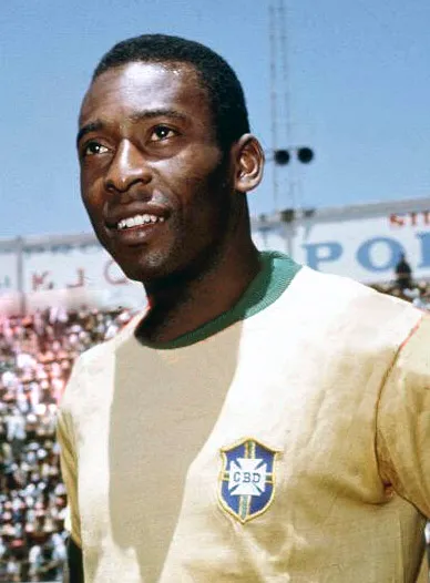Pelé în tricoul naționalei Brazil national football team, în timpul 1970 FIFA World Cup, turneu în care a condus Brazilia spre unul dintre cele mai spectaculoase titluri din istorie. (foto: Wikipedia)