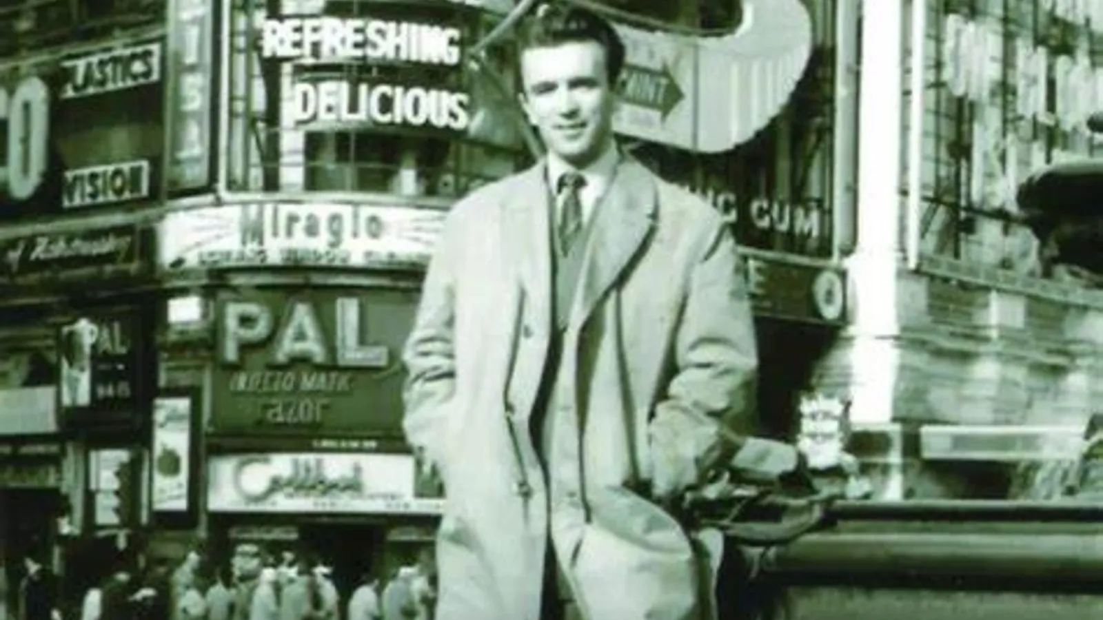 Spionul Mihai Caraman, ofițer de informații român din perioada Războiului Rece, cunoscut pentru coordonarea unei rețele care a infiltrat NATO și a obținut documente clasificate.