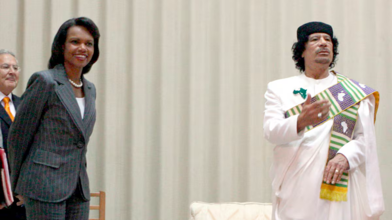 Dragostea neîmpărtășită a lui Gaddafi. Condoleezza Rice a primit și luna de pe cer de la liderul Libiei
