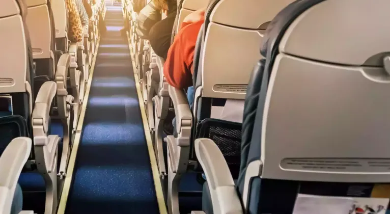 Bancuri. În avion, călătorul îi face ochi dulci stewardesei. La un moment dat ii spune...