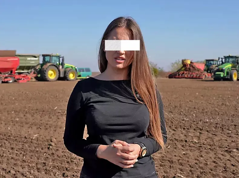 Valentin Sanfira iubește o fată de la țară, patroană de fermă. Au zburat deja la mare, la soare