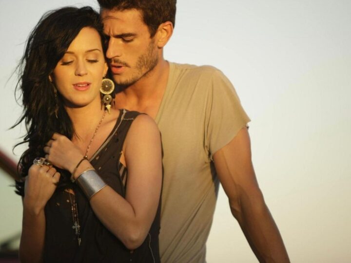 Katy Perry, un nou scandal. Modelul din videoclipul „Teenage Dream” o acuză că i-a dat pantalonii jos, în public: „M-am speriat și ea a râs”