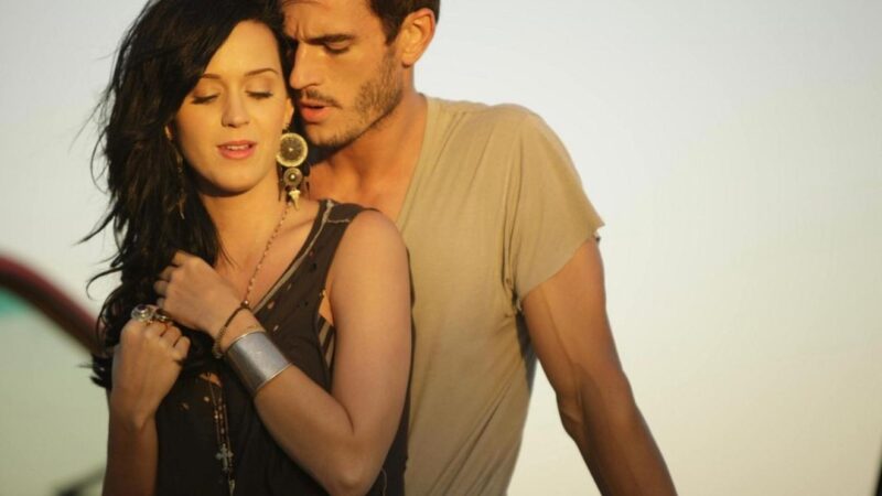 Katy Perry, un nou scandal. Modelul din videoclipul „Teenage Dream” o acuză că i-a dat pantalonii jos, în public: „M-am speriat și ea a râs”