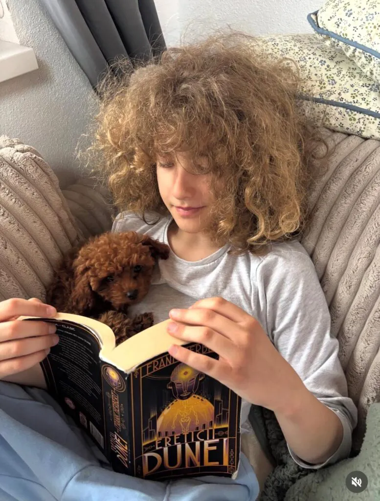 Fiul genial al lui Dragoș Bucur face altceva decât copiii de vârsta lui – Fotografie rară