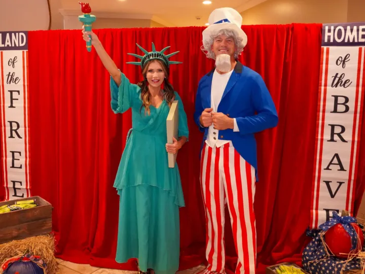 Scandal în SUA. Fosta șefă DHS, devastată că soțul se îmbrăca în femeie. Dezvăluiri fără precedent