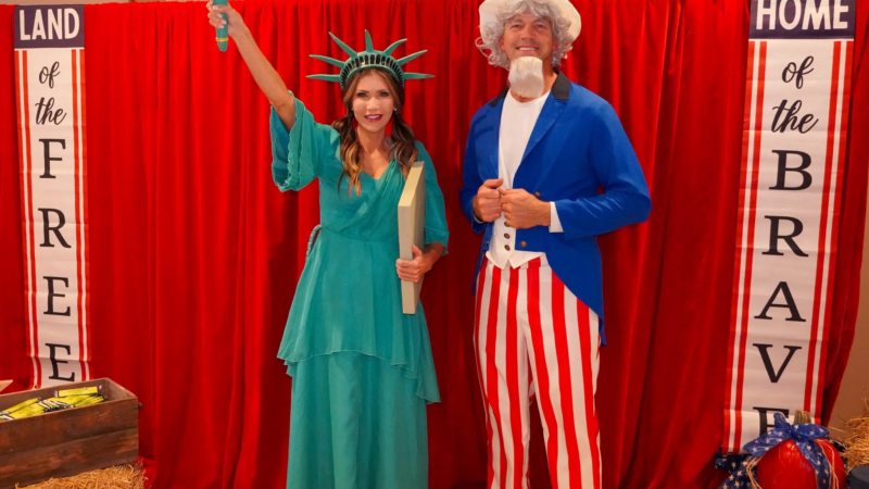 Scandal în SUA. Fosta șefă DHS, devastată că soțul se îmbrăca în femeie. Dezvăluiri fără precedent