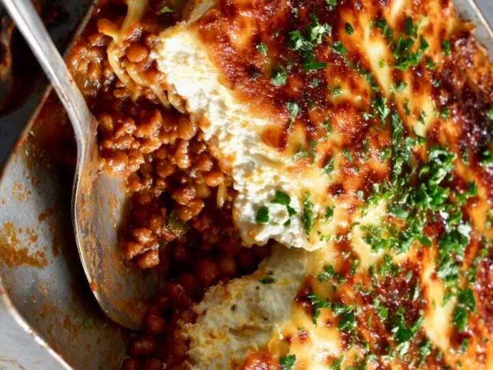 Lasagna de post cu linte și tofu ricotta – o alegere hrănitoare, cremoasă și plină de savoare