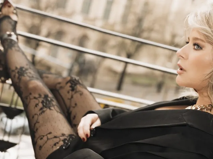 Laura Cosoi, ședință foto „fierbinte” în așternuturi: „Am vrut să marchez a 5-a sarcină”