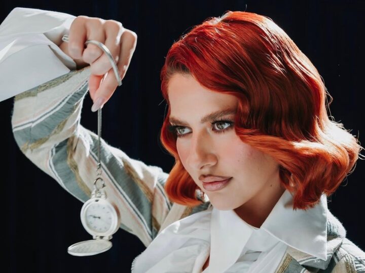 Lidia Buble îi mai arată o dată milionarului care-i treaba cu ea. Mesajul „subtil” e scris pe haine