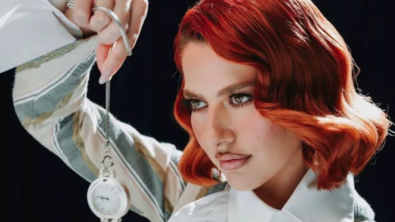 Lidia Buble îi mai arată o dată milionarului care-i treaba cu ea. Mesajul „subtil” e scris pe haine