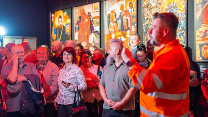 Jurnalistul Liviu Alexa a cucerit Bucureștiul cu picturile sale. Sute de oameni fascinați de simbolurile de pe pânze