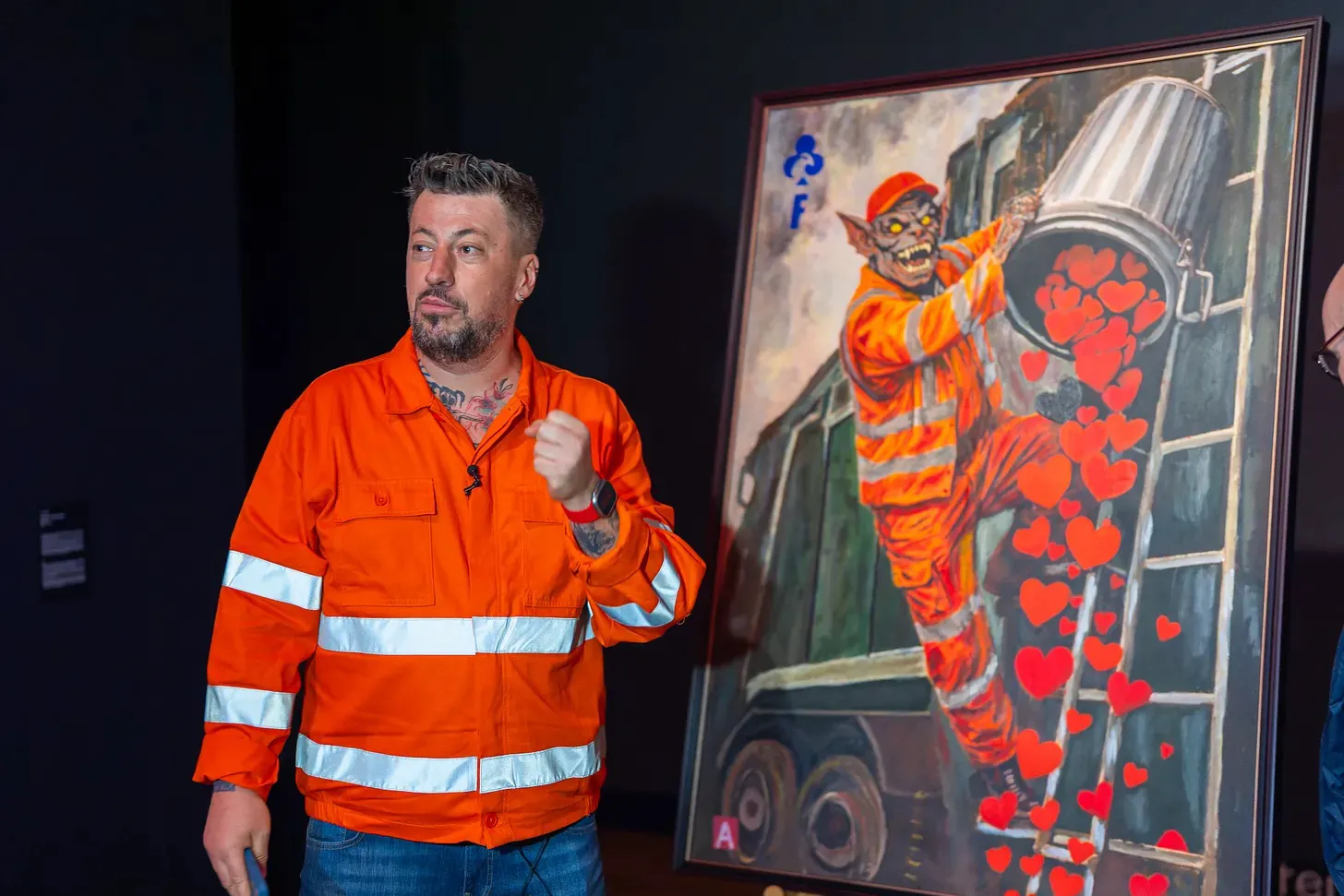 Jurnalistul Liviu Alexa a cucerit Bucureștiul cu picturile sale. Sute de oameni fascinați de simbolurile de pe pânze