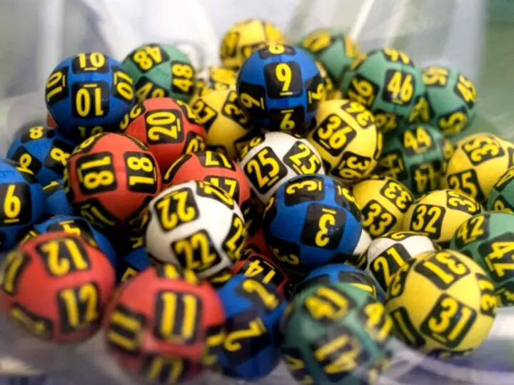 Bancuri. Soția intră furtunos în casă și strigă: Iubitule, grăbește-te, am câștigat la loto. Leșini de râs ce urmează