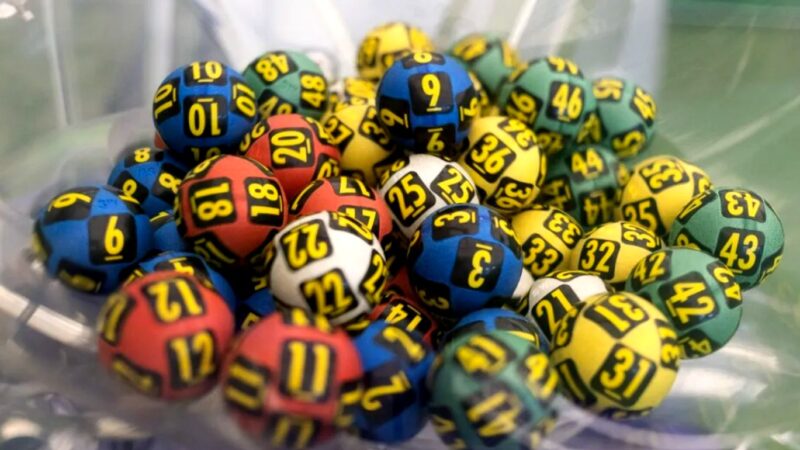 Bancuri. Soția intră furtunos în casă și strigă: Iubitule, grăbește-te, am câștigat la loto. Leșini de râs ce urmează