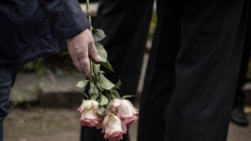 Un celebru tată din România le duce trandafiri fiicelor sale de fiecare dată când le ia de la școală. Imaginea care a impresionat pe toată lumea
