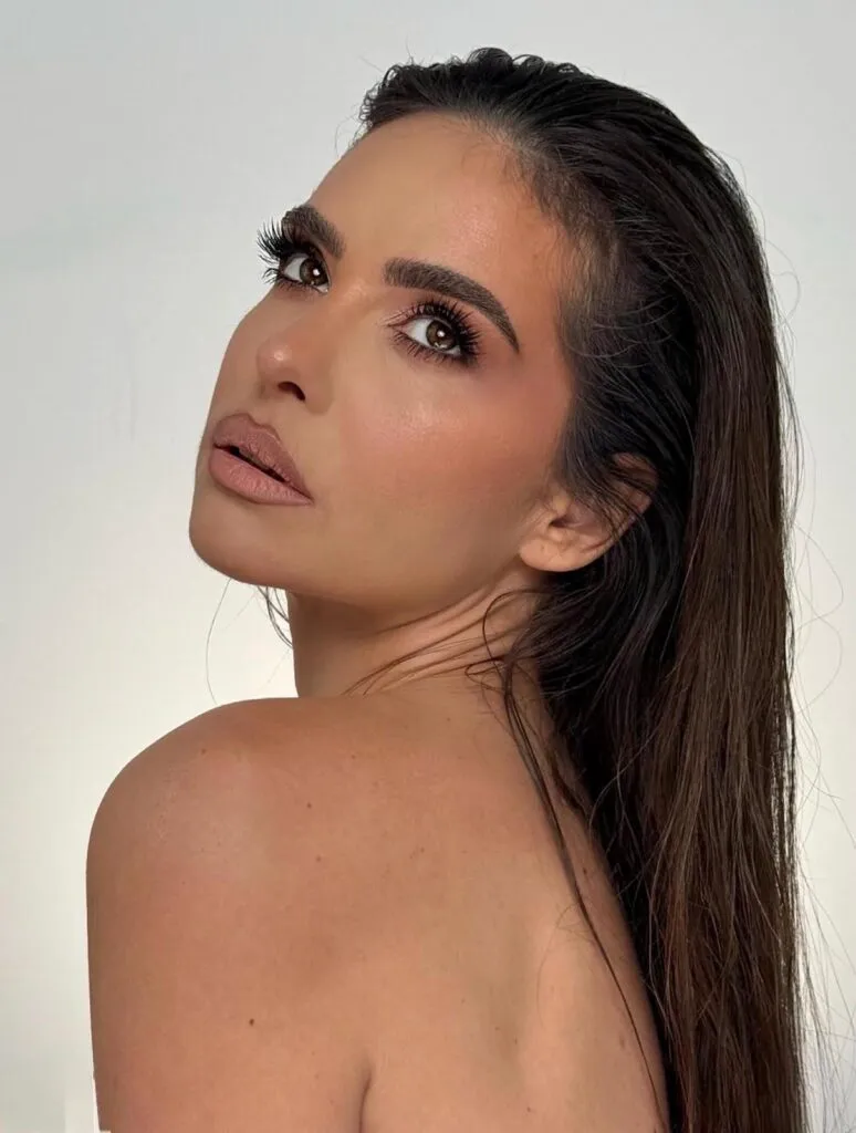 Cântăreața de la Survivor, filmată în timp ce își repară singură acoperișul casei din București. Imagini uluitoare