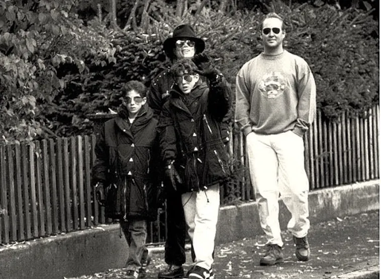 5 frați povestesc ca Michael Jackson i-a abuzat și i-a manipulat să creadă ca sunt „soldații lui”