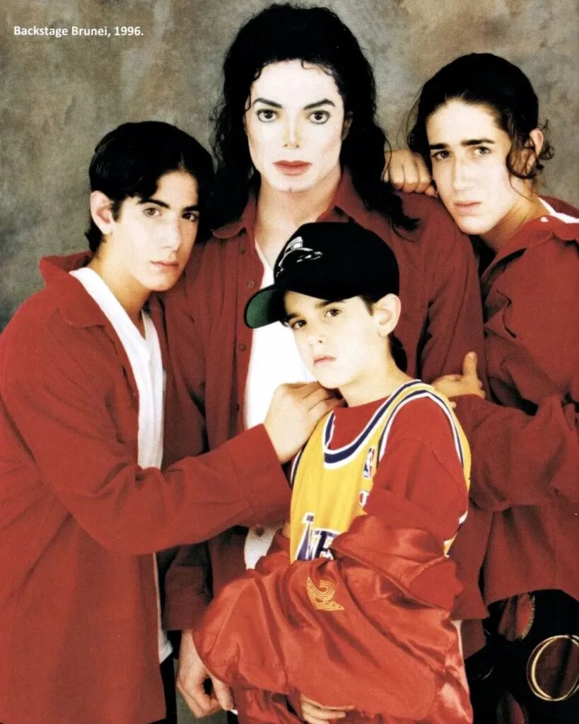 5 frați povestesc ca Michael Jackson i-a abuzat și i-a manipulat să creadă ca sunt „soldații lui”