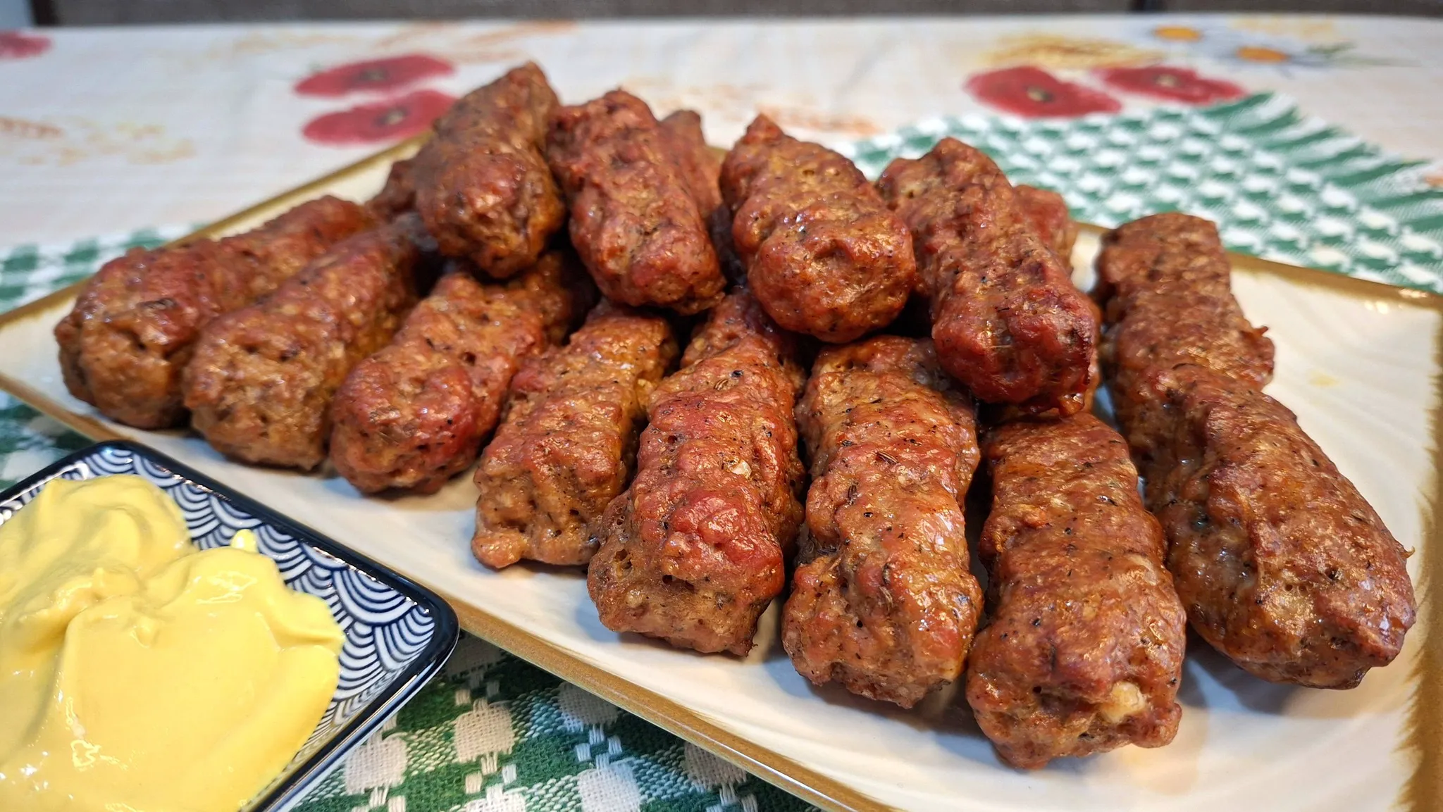 Rețetă de mici ca pe vremea lui Tanța și Costel, mâncați în gara Medgidia 