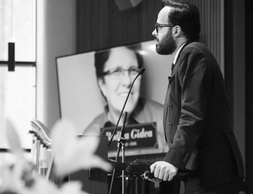 Imaginile durerii. Mihai Gâdea, dărâmat lângă sicriul mamei sale