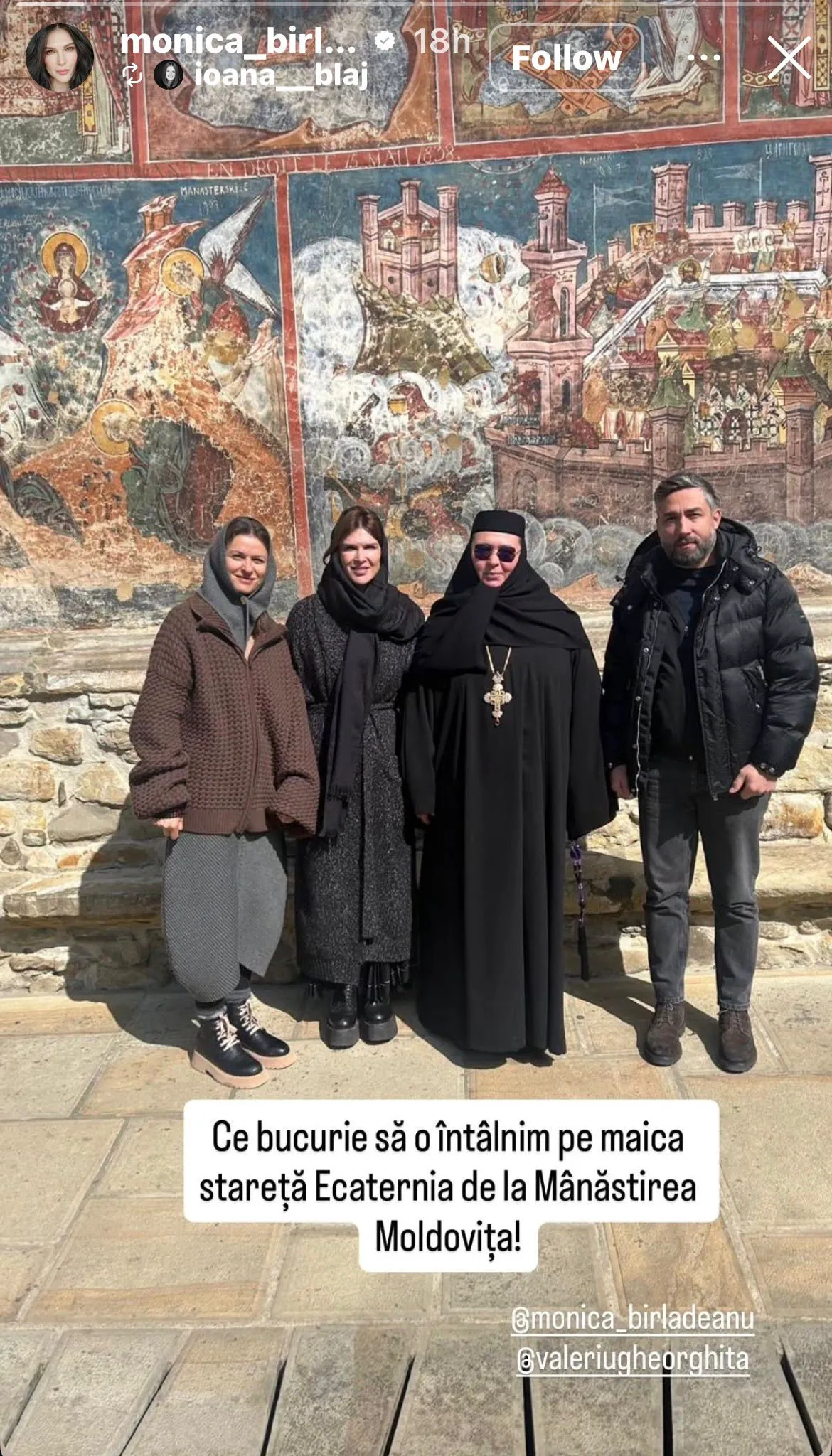 Monica Bîrlădeanu și Valeriu Gheorghiță, afundați în rugăciune pentru iertarea păcatelor. Vedeta l-a dus pe medic la mănăstire