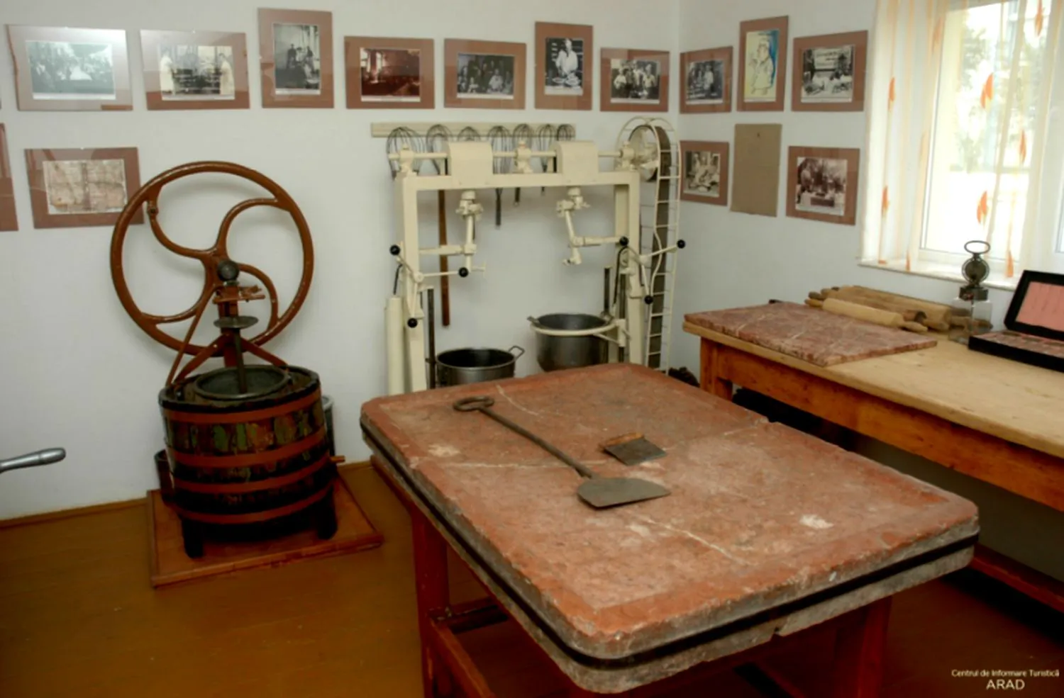 Muzeul cofetăriei, comoara ascunsă din Arad. Un singur om a salvat istoria dulce a țării