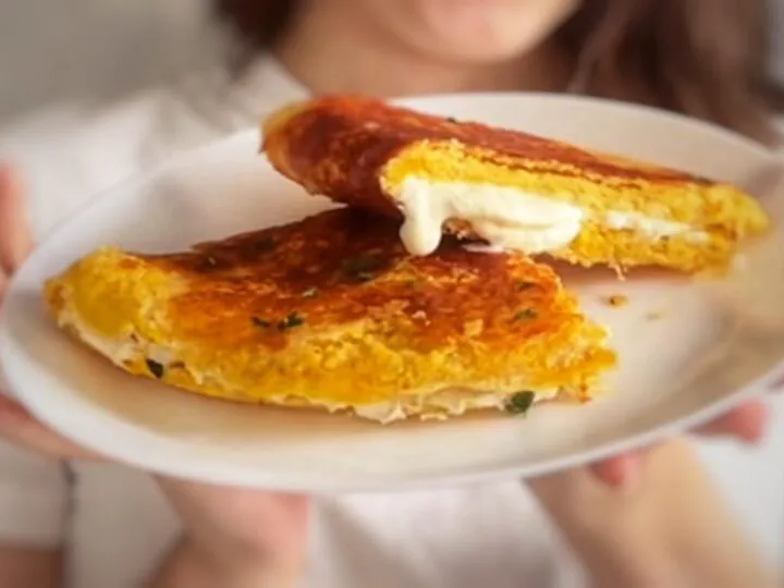 Omletă cu mămăligă – rețeta crocantă la exterior și cremoasă la interior care reinventeză micul dejun