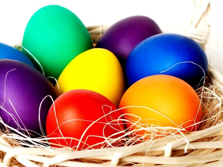 Bancuri. O găină către alta văzând ouăle de Paște. Așa mici și… Leșini de râs