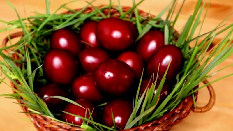 Tradiții de Paște despre care nu ați auzit niciodată. De ce să priviți într-un vas cu apă neîncepută