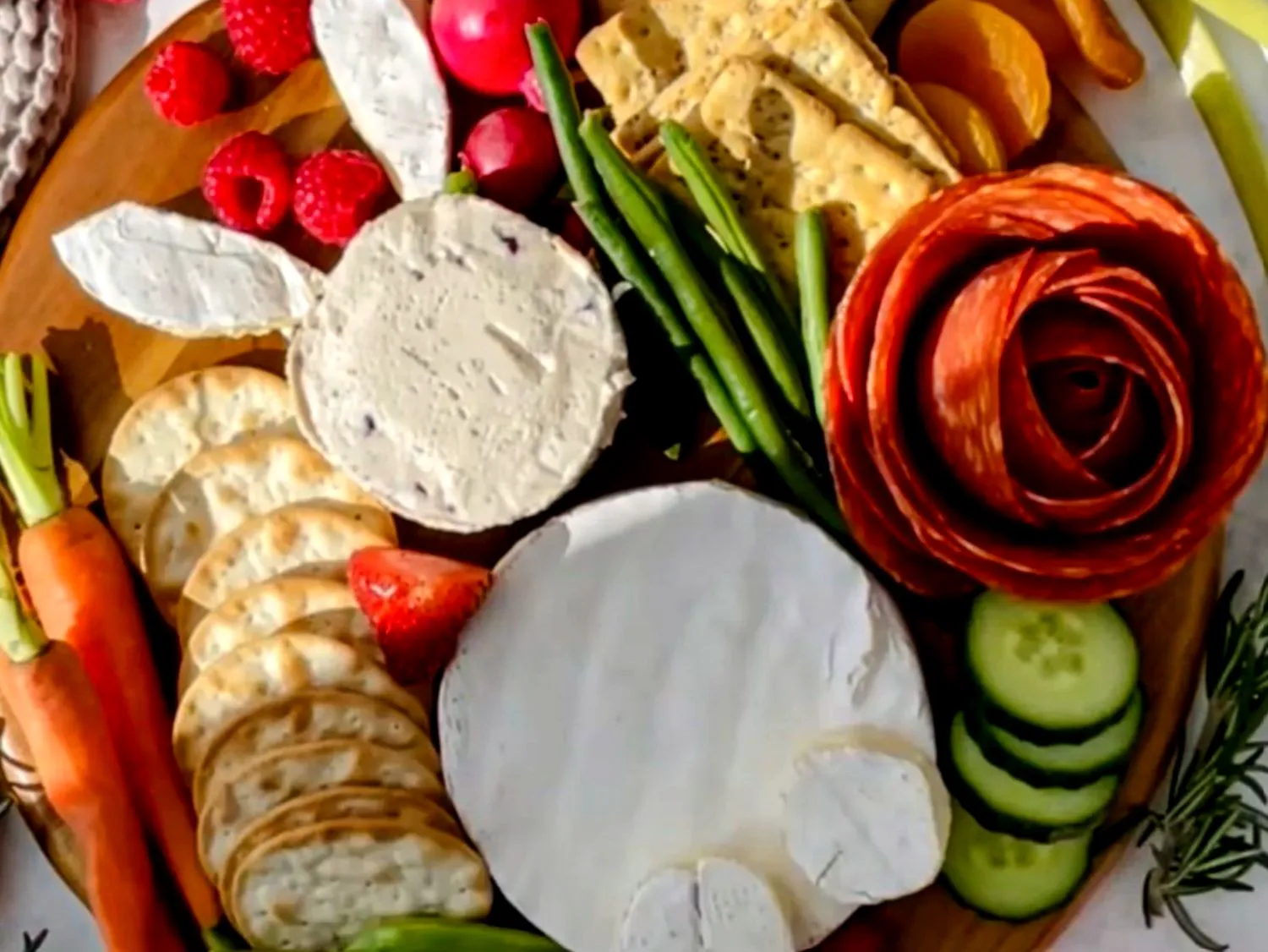 Platou cu bunătăți în formă de iepuraș, care cucerește orice musafir. Rețeta se prepară în doar 15 minute