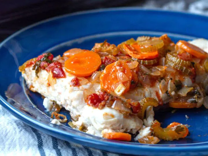 Secretul celui mai bun pește la cuptor în stil grecesc. Rețeta simplă și rafinată pentru sărbătoarea de Florii