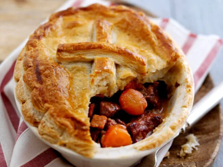 Plăcintă cu carne de vită și bere pentru zi de sărbătoare. Rețeta e minunată!