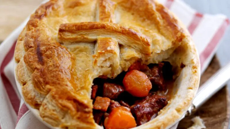 Plăcintă cu carne de vită și bere pentru zi de sărbătoare. Rețeta e minunată!