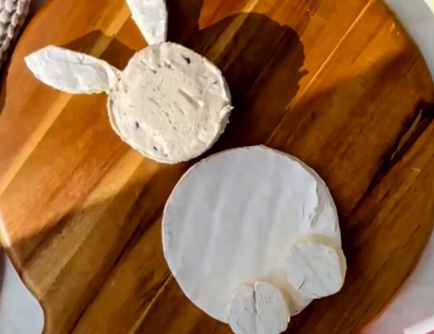 Platou cu bunătăți în formă de iepuraș, care cucerește orice musafir. Rețeta se prepară în doar 15 minute